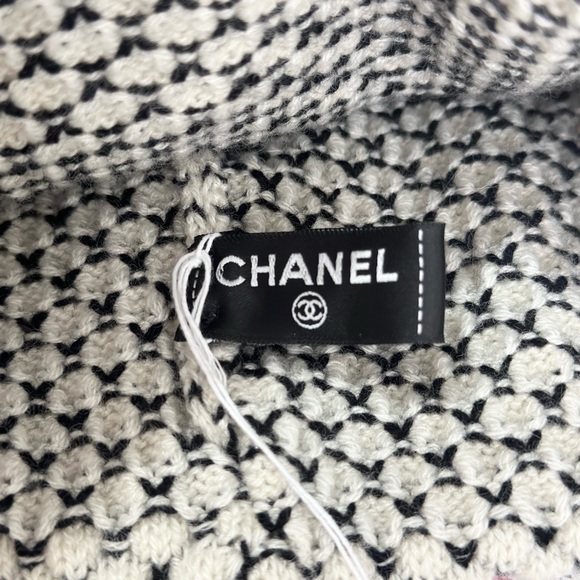 CHANEL 24A Off White CC Beanie - Picture 3 of 4